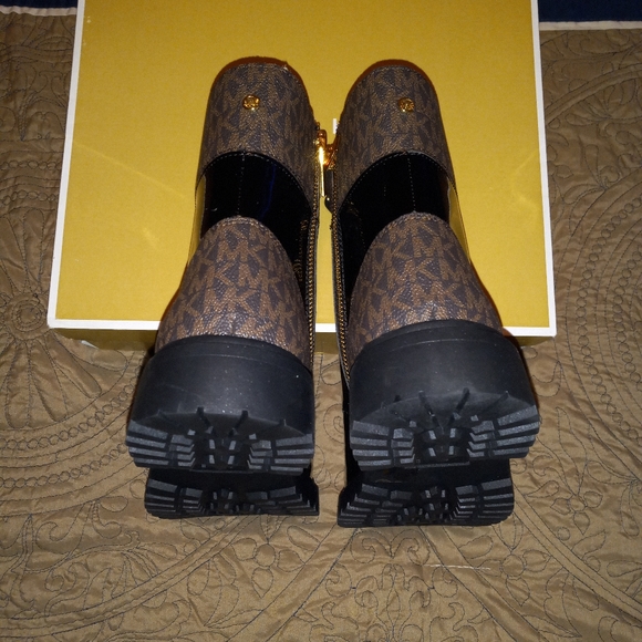 Michael Kors Alistair Bootie - Picture 5 of 11